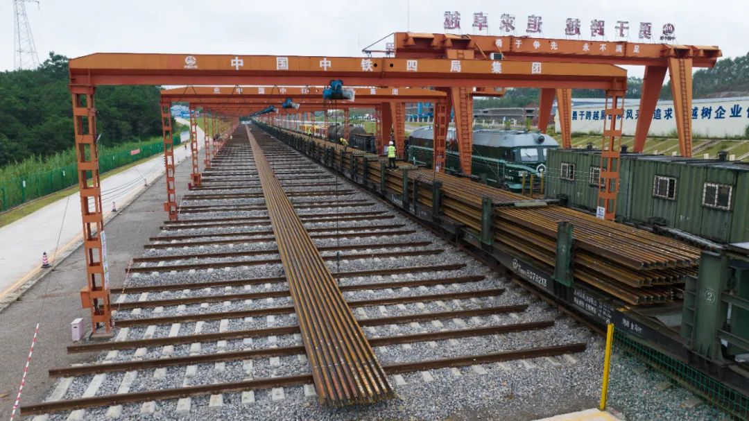 全线铺轨在即！崇凭铁路首批长钢轨进场(图1)