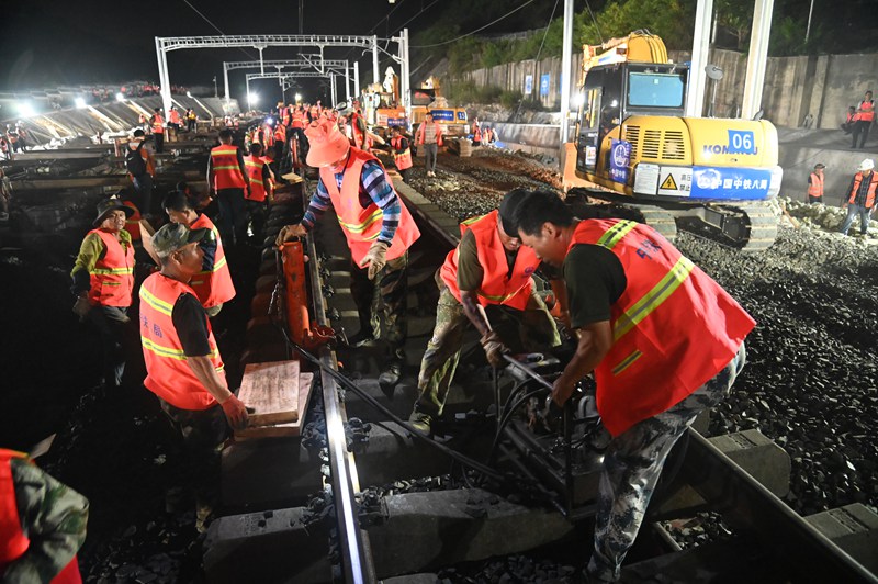 必赢Bwin国际：国内最大高速道岔在贵南高铁引入贵阳枢纽插铺完成(图3)