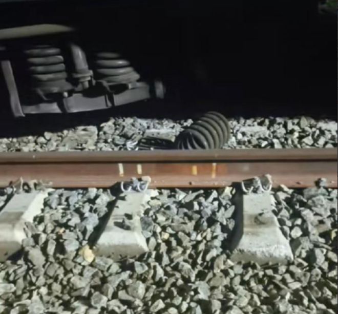 突发！K7034次列车部分车厢脱轨乘客心慌意乱好在有惊无险(图2)
