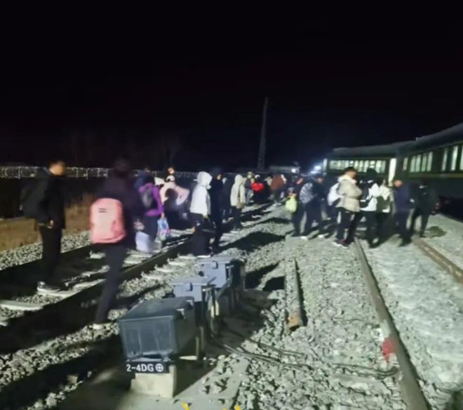 突发！K7034次列车部分车厢脱轨乘客心慌意乱好在有惊无险(图5)