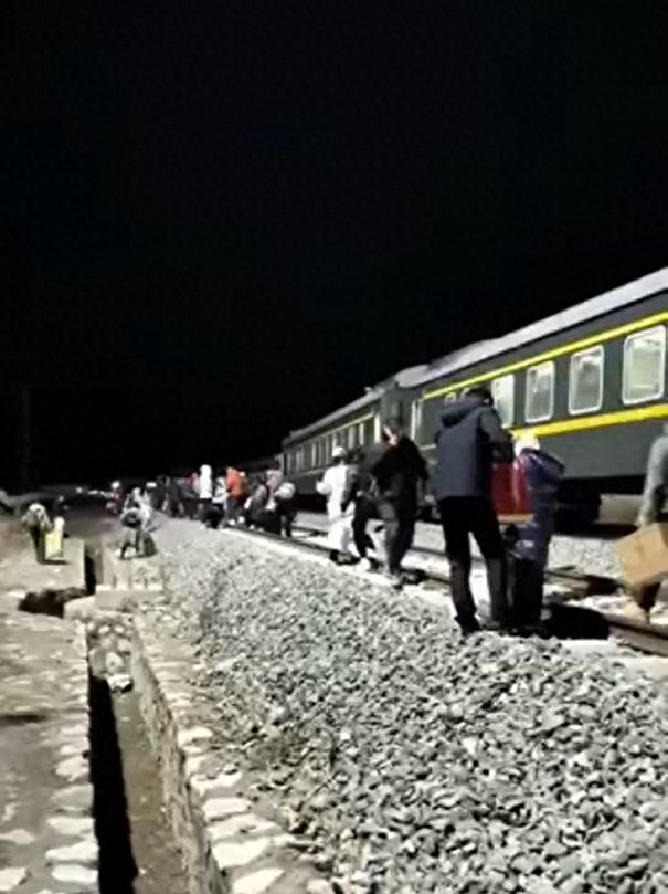 突发！K7034次列车部分车厢脱轨乘客心慌意乱好在有惊无险(图3)