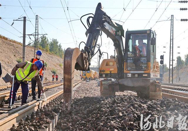 大秦铁路整修忙(图2)