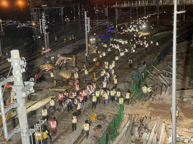 海南铁路封关项目海口站站改插铺道岔完工(图2)