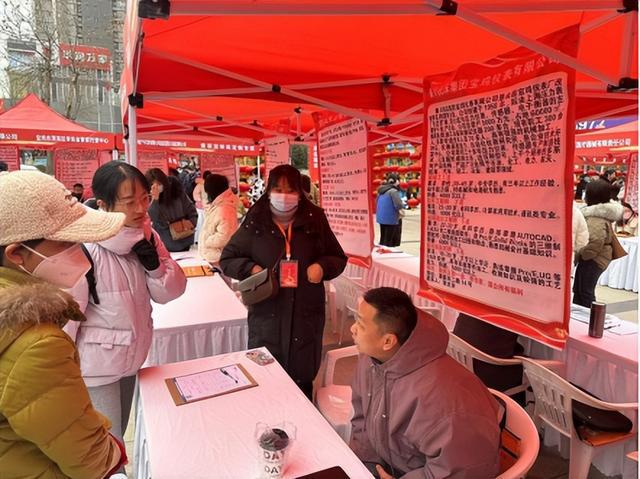 必赢Bwin国际：宝鸡市金台区“百日行动”招聘洽谈会首日达成就业意向近千人(图2)