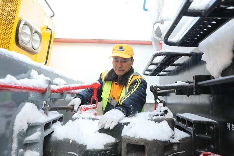 雨雪天气来袭陕西铁路部门全力确保旅客出行安全(图2)