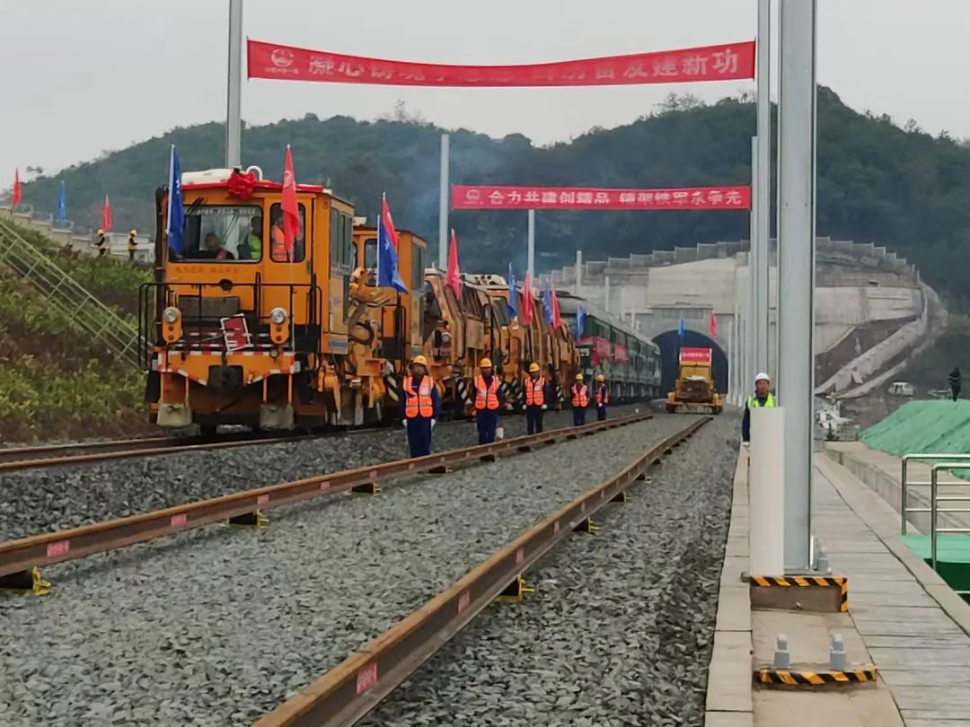 启动全线铺轨！贵州盘兴高铁建设进入关键期(图2)
