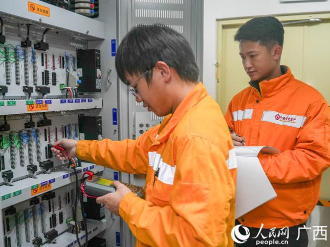 必赢Bwin国际：新春走基层｜壮乡新线上的“信号尖兵”(图2)
