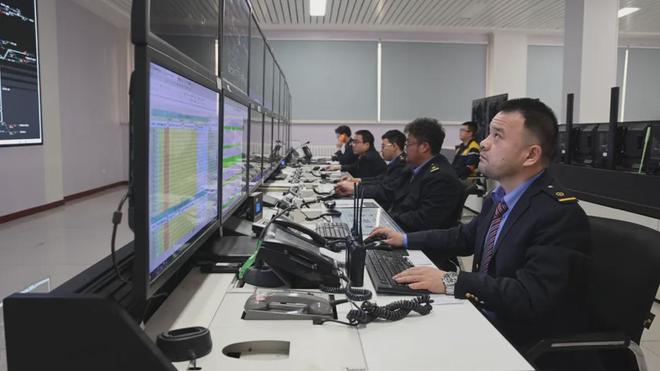 必赢Bwin国际：启程！新疆铁路口岸2025年首趟中欧班列经阿拉山口口岸出境(图2)