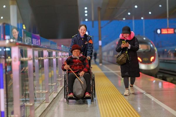 旅客的归途有他们的青春在守护(图17)