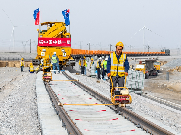 若羌县：罗若铁路米兰至罗布泊段开始铺轨(图1)