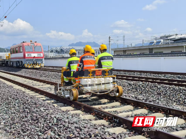 发现最美铁路丨给钢轨做“B超”、蒙眼装“方向盘”……他们让列车零隐患穿行(图1)
