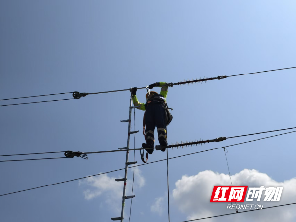 发现最美铁路丨给钢轨做“B超”、蒙眼装“方向盘”……他们让列车零隐患穿行(图3)