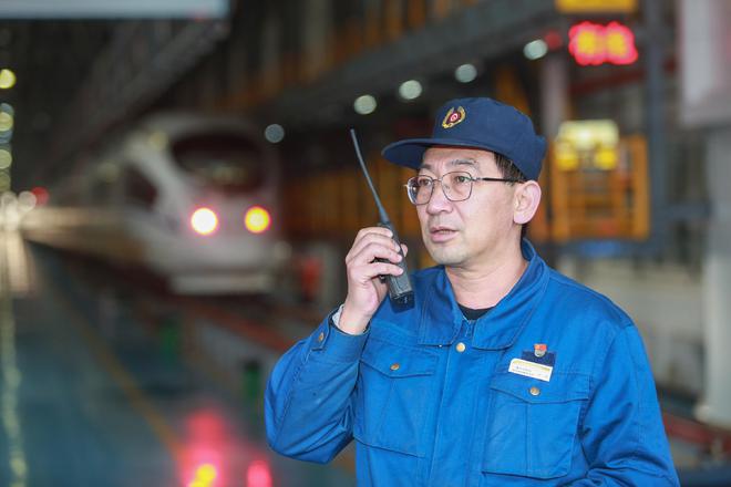 匠心护航“中国速度”全国劳模、青岛动车段动车组机械师刘波(图1)