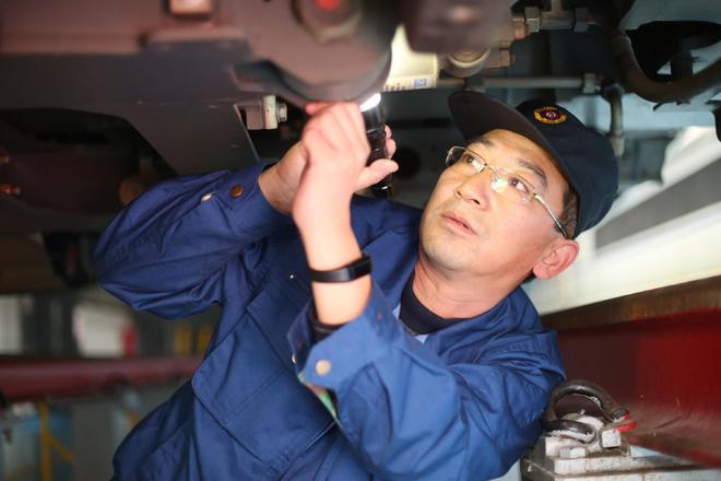 匠心护航“中国速度”全国劳模、青岛动车段动车组机械师刘波(图2)