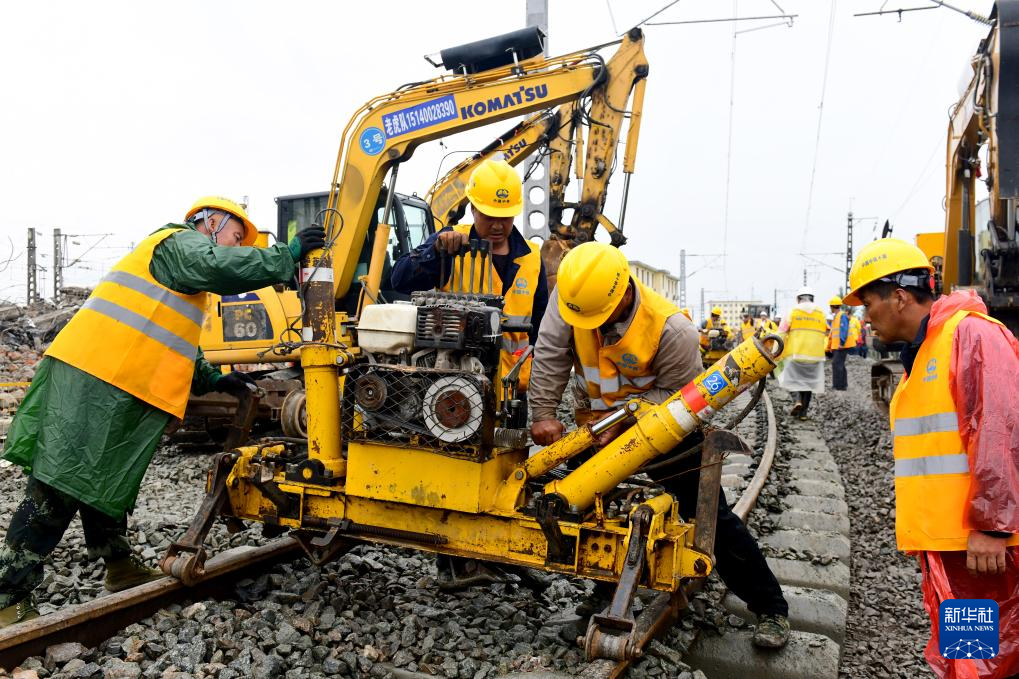 必赢Bwin：山东兖州：京沪铁路下行线拨接作业完成(图1)