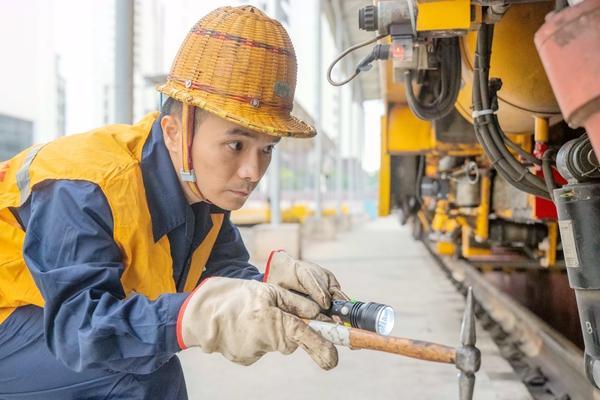 实干笃行勇攀高峰(图1)