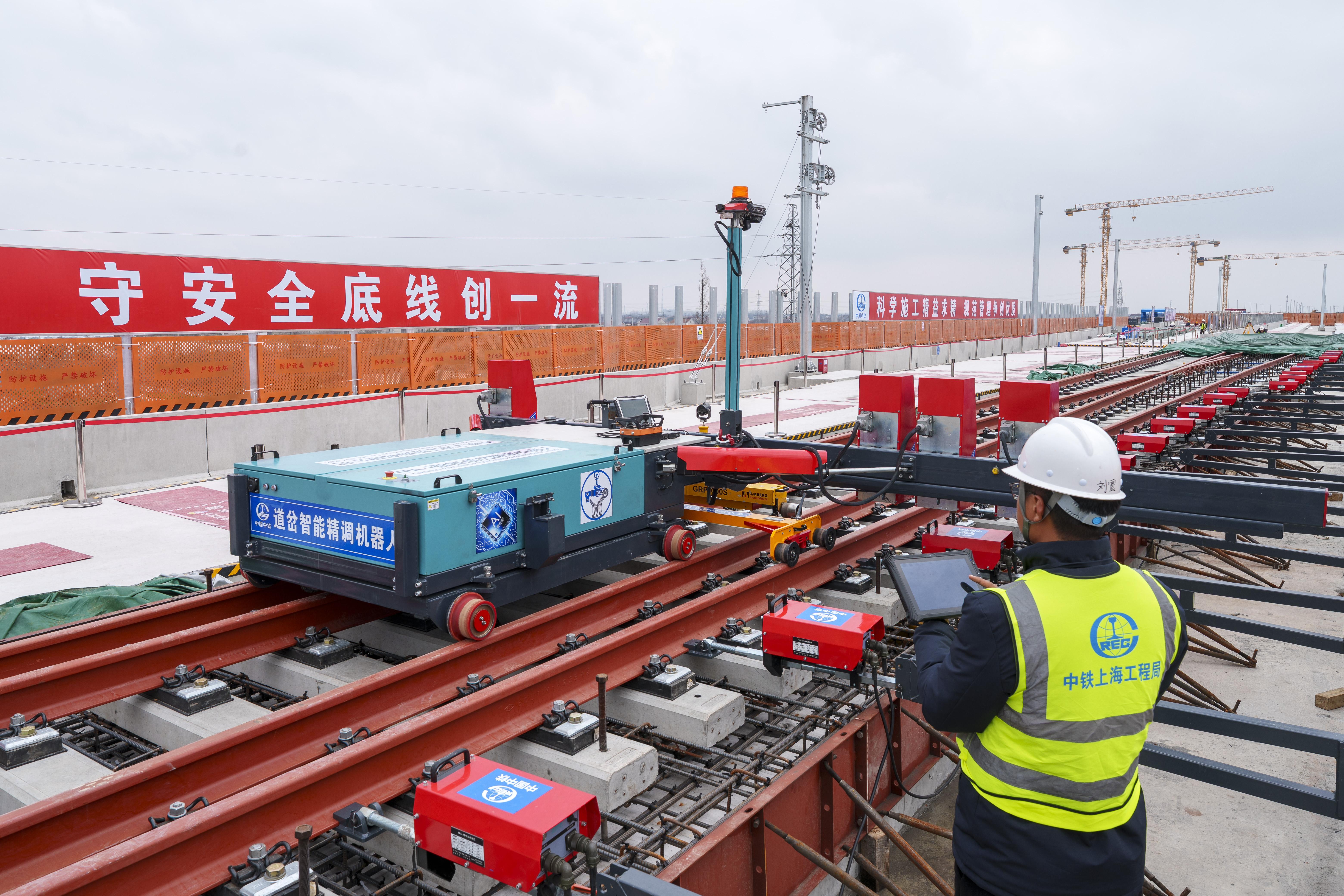 国内首创高铁无砟道岔智能精调装备投入使用(图2)