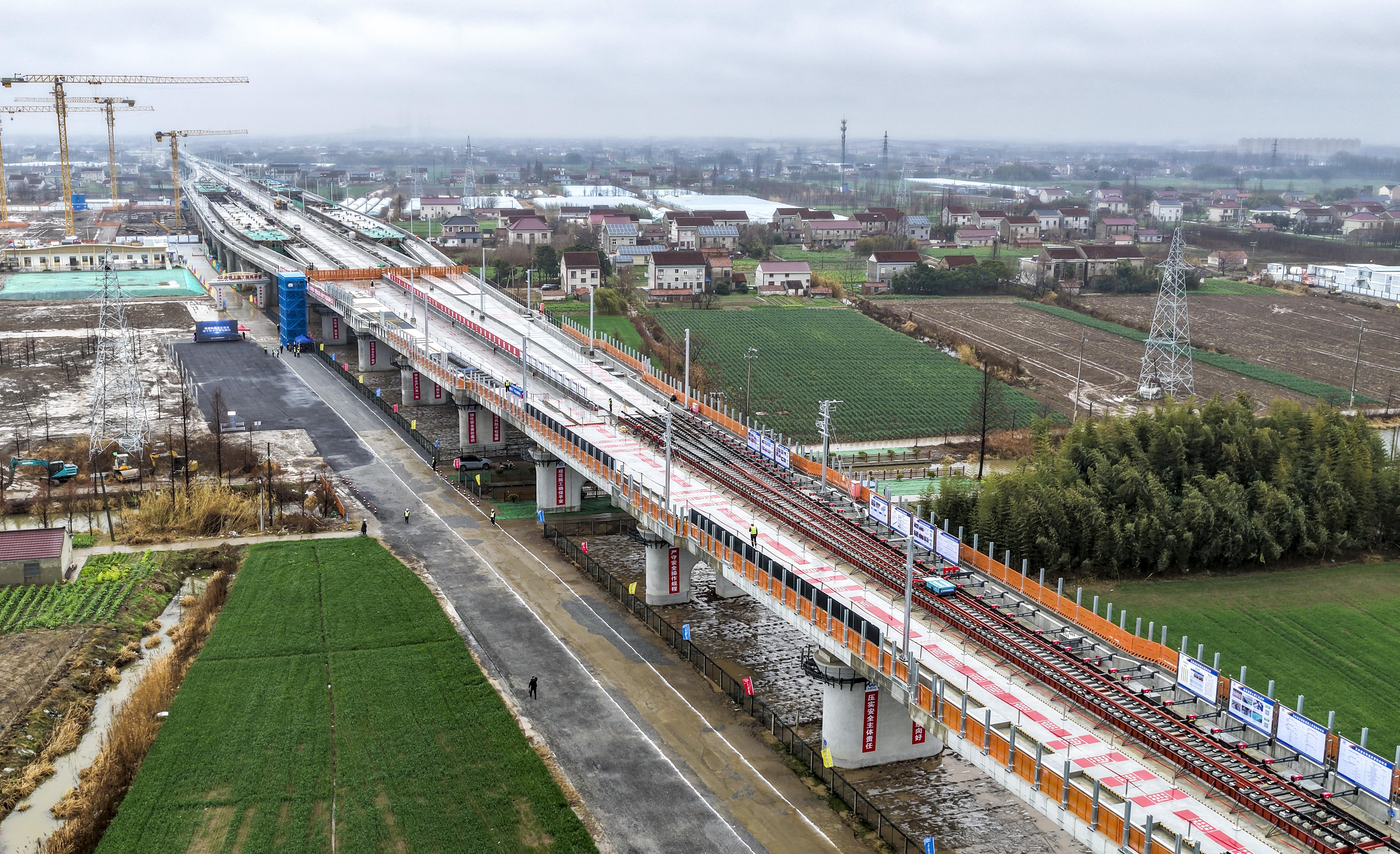 国内首创高铁无砟道岔智能精调装备投入使用(图3)