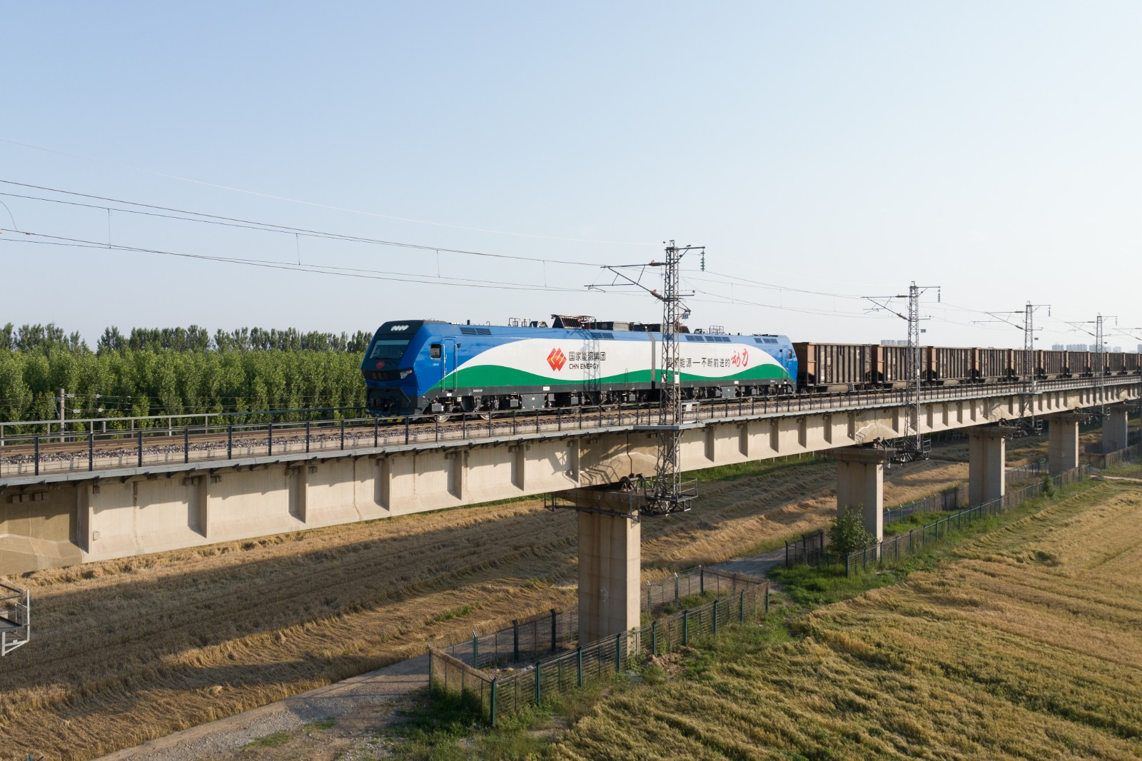 国家能源集团朔黄两万吨重载列车10年运输煤炭超15亿吨(图1)